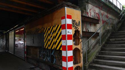 S-Bahnhof Zehlendorf am Teltower Damm in Berlin-Zehlendorf. Eigentlich sollte genau an dieser Stelle der zweite Zugang gebaut werden. Nun könnte doch eine andere Lösung in Frage kommen.