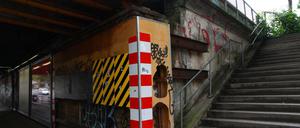 S-Bahnhof Zehlendorf am Teltower Damm in Berlin-Zehlendorf. Eigentlich sollte genau an dieser Stelle der zweite Zugang gebaut werden. Nun könnte doch eine andere Lösung in Frage kommen.