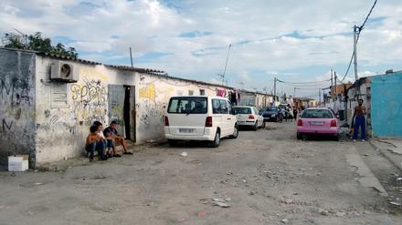 Jugendliche sitzen im so genannten Drogendorf Son Banya nahe Palma de Mallorca. Statt solche Strukturen aufzulösen, verdienten viele Polizisten auf der Insel an ihnen mit.