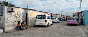 Jugendliche sitzen im so genannten Drogendorf Son Banya nahe Palma de Mallorca. Statt solche Strukturen aufzulösen, verdienten viele Polizisten auf der Insel an ihnen mit.