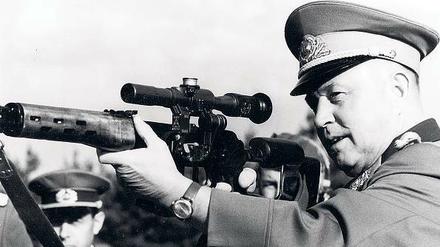 Im Visier. Erich Mielke, jahrzehntelang DDR-Stasi-Chef, in Uniform. 