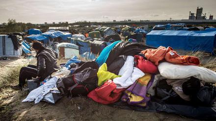 Ohne jegliche Infrasturktur hausen 6000 Menschen im Flüchtlingscamp in Calais. NGOs hatten wegen "ernsthafter Menschenrechtsverletzungen" zum Handeln aufgerufen.