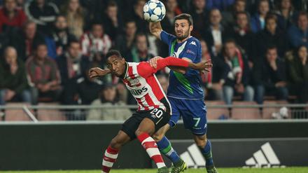 Sperren und schieben. Daniel Caligiuri vom VfL Wolfsburg (rechts) und Joshua Brenet kämpfen um den Ball.