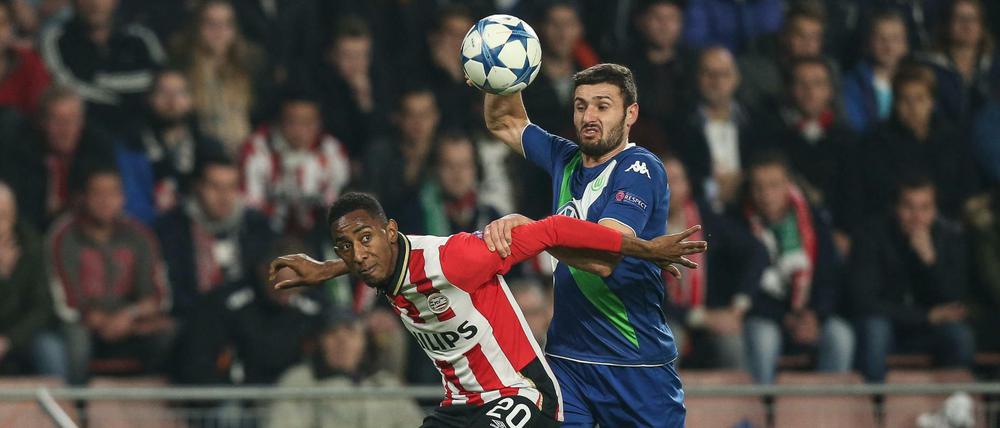 Sperren und schieben. Daniel Caligiuri vom VfL Wolfsburg (rechts) und Joshua Brenet kämpfen um den Ball.