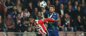 Sperren und schieben. Daniel Caligiuri vom VfL Wolfsburg (rechts) und Joshua Brenet kämpfen um den Ball.