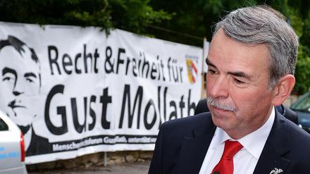 Gustl Mollath vor dem Landgericht Regensburg . Hinter ihm ein Banner mit der Aufschrift "Recht &amp; Freiheit für Gustl Mollath".
