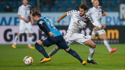 St. Paulis Jan-Philipp Kalla (r) und Bochums Stefano Celozzi (l) kämpfen um den Ball.