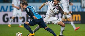 St. Paulis Jan-Philipp Kalla (r) und Bochums Stefano Celozzi (l) kämpfen um den Ball.
