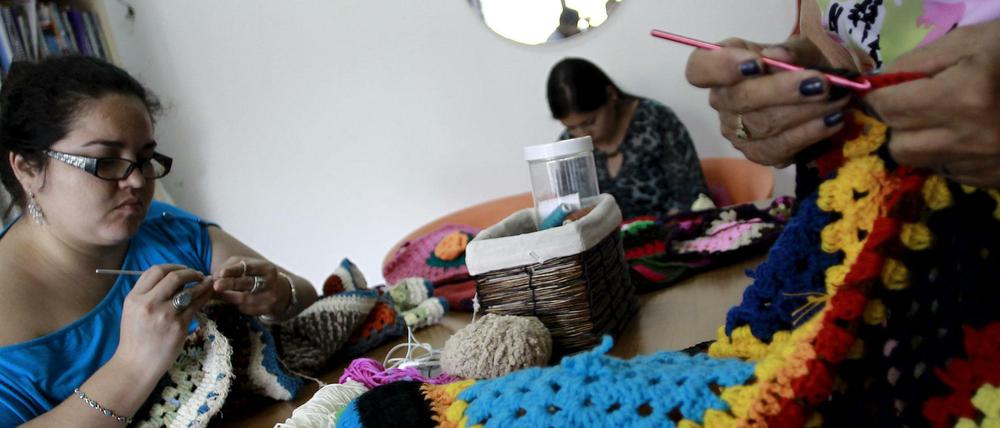 200 Frauen haben sich im Nationalmuseum der Costa-Ricanischen Hauptstadt San José versammelt und häkeln Hunderte Decken. "Decken für Syrien" nennt sich die Aktion. Die Decken sollen nach Spanien und von dort in Flüchtlingslager gebracht werden.