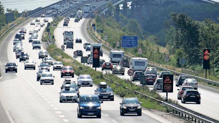 Autos fahren auf einer Autobahn.