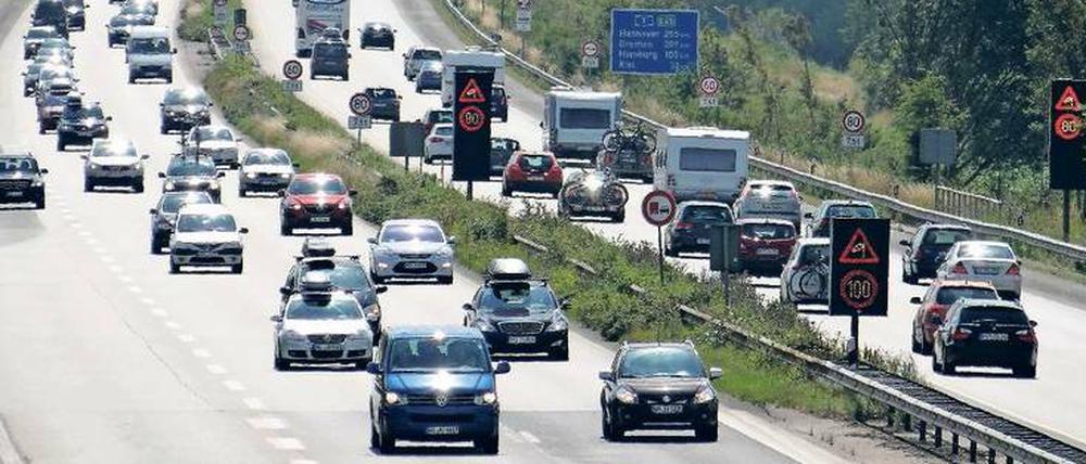 Autos fahren auf einer Autobahn.