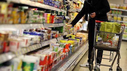Eine REWE-Filiale in Hessen erleichtert Flüchtlingen das Einkaufen durch Verwendung von einer Übersetzungs-App. 