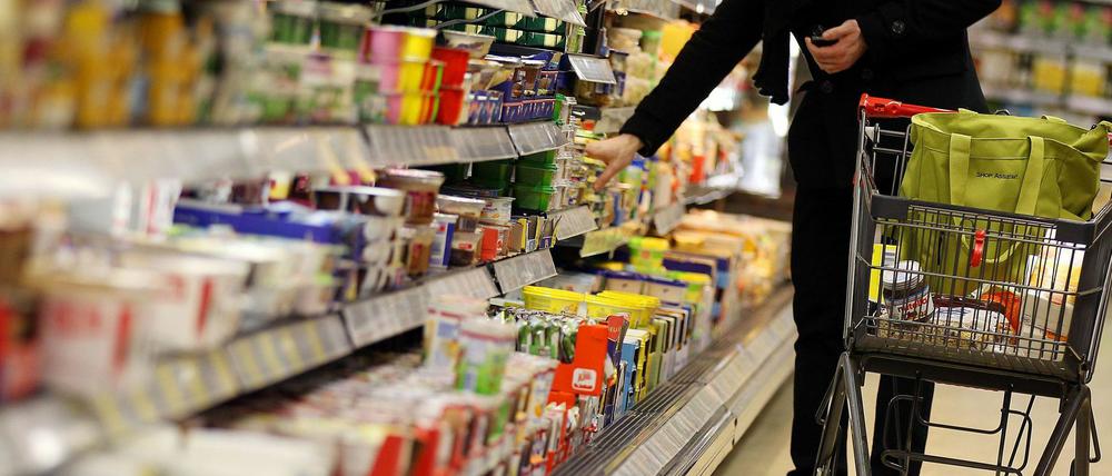 Eine REWE-Filiale in Hessen erleichtert Flüchtlingen das Einkaufen durch Verwendung von einer Übersetzungs-App.