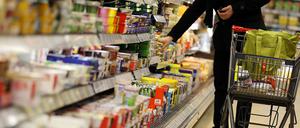 Eine REWE-Filiale in Hessen erleichtert Flüchtlingen das Einkaufen durch Verwendung von einer Übersetzungs-App. 