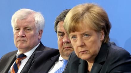 Ernste Gesichter zu einem ernsten Thema: Die Parteichefs Horst Seehofer (CSU), Sigmar Gabriel (SPD) und Angela Merkel (CDU) geben im Mai 2015 nach einem Spitzentreffen von Bund und Ländern zum Umgang mit der wachsenden Zahl von Flüchtlingen eine Pressekonferenz.