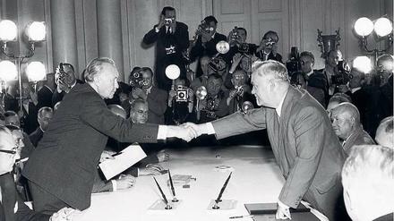 Neubeginn. Am 13. September 1955 besiegelte Bundeskanzler Konrad Adenauer in Moskau mit Ministerpräsident Nikolai Bulganin die Aufnahme diplomatischer Beziehungen zwischen der Bundesrepublik Deutschland und der Sowjetunion. 