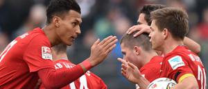 Leipzigs Torschütze Dominik Kaiser (rechts) freut sich mit Davie Selke.