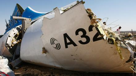 Teile des Wracks des abgestürzten russischen Airbus A320 auf Sinai. 