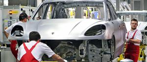 Eine Karosserie des Porsche Macan im Leipziger Werk des deutschen Herstellers.