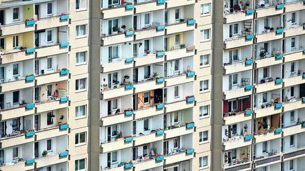 Geld nach Balkonien. Konzerne machen Geschäfte mit Wohnimmobilien. An diesen Firmen kann man sich beteiligen.