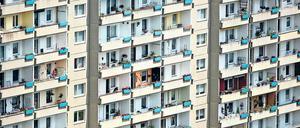 Geld nach Balkonien. Konzerne machen Geschäfte mit Wohnimmobilien. An diesen Firmen kann man sich beteiligen. 