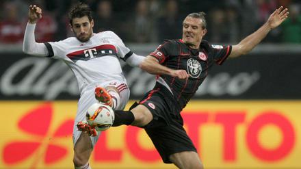 Ewiger Tanz. Der Frankfurter Alexander Meier (r) und der Münchener Javi Martínez (l) versuchen an den Ball zu kommen.