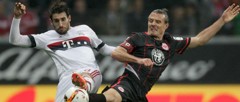 Ewiger Tanz. Der Frankfurter Alexander Meier (r) und der Münchener Javi Martínez (l) versuchen an den Ball zu kommen.