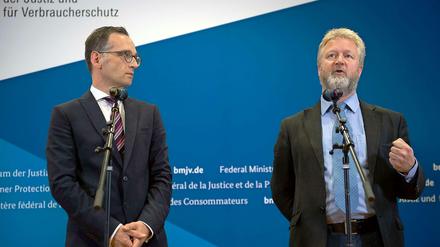 Bundesjustizminister Heiko Maas und der Facebook-Repräsentant für Europa, Richard Allan, verkünden bei einer Pressekonferenz im September die Gründung einer Arbeitsgruppe, die bis Ende des Jahres Vorschläge unterbreiten soll, wie gegen Hasskommentare vorgegangen werden kann. Auch in der Vergangenheit hat Facebook sich an von der deutschen Regierung eingerichteten Gesprächskreisen beteiligt - aber wenig konkretes getan.
