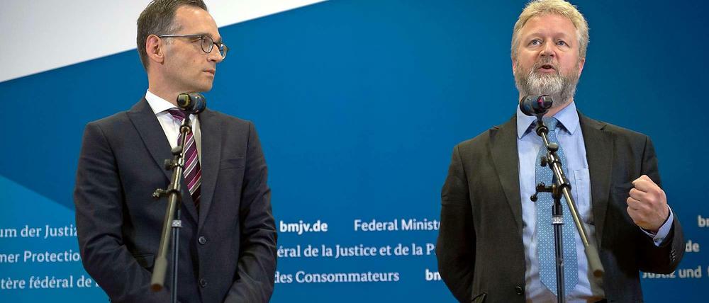 Bundesjustizminister Heiko Maas und der Facebook-Repräsentant für Europa, Richard Allan, verkünden bei einer Pressekonferenz im September die Gründung einer Arbeitsgruppe, die bis Ende des Jahres Vorschläge unterbreiten soll, wie gegen Hasskommentare vorgegangen werden kann. Auch in der Vergangenheit hat Facebook sich an von der deutschen Regierung eingerichteten Gesprächskreisen beteiligt - aber wenig konkretes getan.