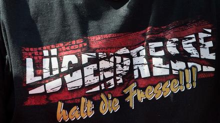 Längst gesellschaftsfähig? T-Shirts mit "Lügenpresse"-Aufdruck werden nicht mehr nur verschämt, sondern in aller Öffentlichkeit getragen