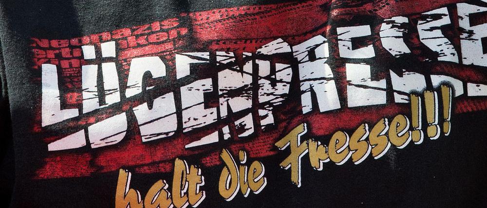 Längst gesellschaftsfähig? T-Shirts mit "Lügenpresse"-Aufdruck werden nicht mehr nur verschämt, sondern in aller Öffentlichkeit getragen