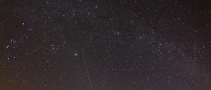 Sternenhimmel nahe dem kleinen Ort Gülpe (Brandenburg). Die Region um Gülpe, nur 70 Kilometer westlich von Berlin, gilt unter Astronomen schon lange als einer der dunkelsten Orte Deutschlands. Dadurch kommt der Sternenhimmel besonders gut zur Geltung.