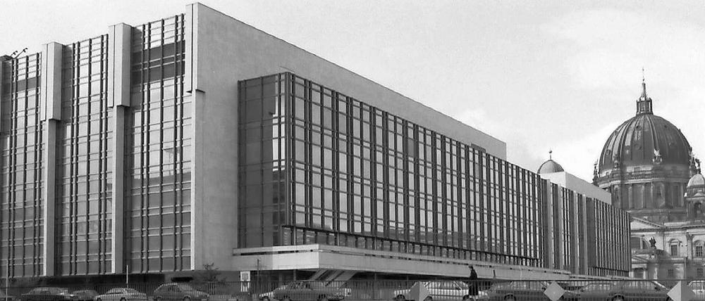 Der Palast der Republik, architektonisches Wahrzeichen der DDR, abgerissen 2008. Im Hintergrund der Berliner Dom.