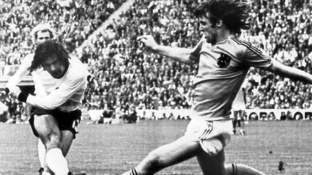 Damals wurde noch in Schwarz-Weiß gespielt. Müller dreht sich, Krol ist machtlos - 2:1 für Deutschland.