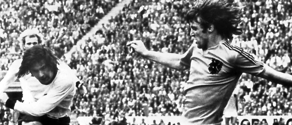 Damals wurde noch in Schwarz-Weiß gespielt. Müller dreht sich, Krol ist machtlos - 2:1 für Deutschland.