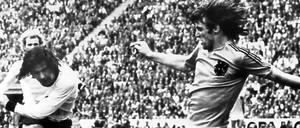 Damals wurde noch in Schwarz-Weiß gespielt. Müller dreht sich, Krol ist machtlos - 2:1 für Deutschland.