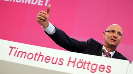 ARCHIV - Der Vorstandsvorsitzende der Deutschen Telekom, Timotheus Höttges, gibt am 06.03.2014 in Bonn (Nordrhein-Westfalen) die Unternehmenszahlen bekannt. Foto: Oliver Berg/dpa (zu dpa:"Pläne der Telekom für «Spezialdienste» im Netz stoßen auf Widerstand" vom 30.10.2015) +++(c) dpa - Bildfunk+++