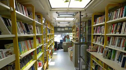 Regale voller Bücher, demnächst auch für Flüchtlinge. In Steglitz-Zehlendorf, in diesem Bücherbus und in allen Bibliotheken, aber nicht nur dort.