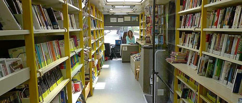 Regale voller Bücher, demnächst auch für Flüchtlinge. In Steglitz-Zehlendorf, in diesem Bücherbus und in allen Bibliotheken, aber nicht nur dort.