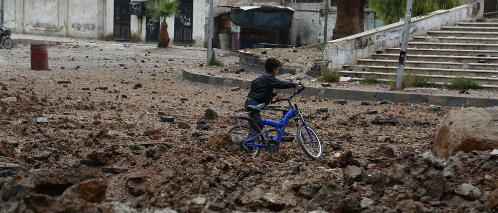 Trümmerfeld. Das Bürgerkriegsland ist zu weiten Teilen zerstört. Seit Ende September greifen nun auch russische Kampfjets Rebellenstellungen an.