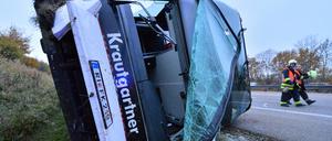 Bei einem schweren Reisebusunfall auf der A4 ist ein kleiner Junge getötet worden.