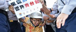 Die Polizei verhaftet einen Demonstranten, der vor dem Präsidentenpalast in Taipeh gegen das Treffen der Präsidenten Chinas und Taiwans protestiert. Er soll eine Rauchbombe geworfen haben. 