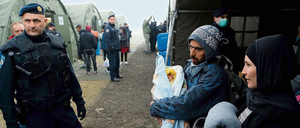 Weiterhin sind Tausende auf der Balkanroute unterwegs - wie diese Flüchtlinge, die im kroatischen Slavonski Brod auf ihre Registrierung warten.