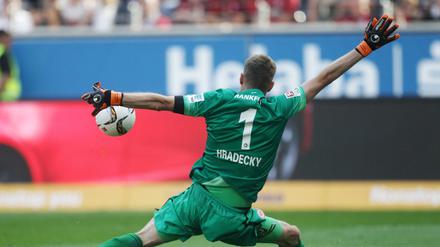 Der Frankfurter Torwart Lukas Hradecky hält den nächsten Ball gegen die Bayern.