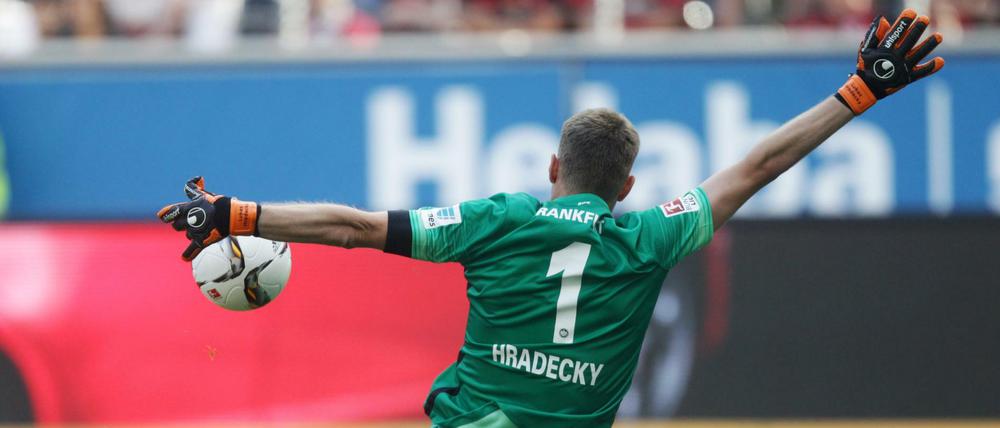 Der Frankfurter Torwart Lukas Hradecky hält den nächsten Ball gegen die Bayern.