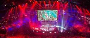 12 000 Fans kamen zum WM-Finale des Computerspiels "League of Legends" in die Mercedes-Benz-Arena in Friedrichshain. 