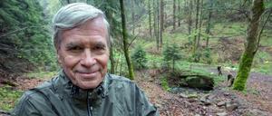 Michael Otto ist schon 1991 als "Ökonmanager des Jahres" ausgezeichnet worden, 1997 wurde ihm der Deutsche Umweltpreis verliehen. Das Foto zeigt ihn mit einem Feuersalamander. Otto fördert mit seiner eigenen Naturschutzstiftung unter anderem ein Pilotprojekt für eine umweltfreundlichere Landwirtschaft. 