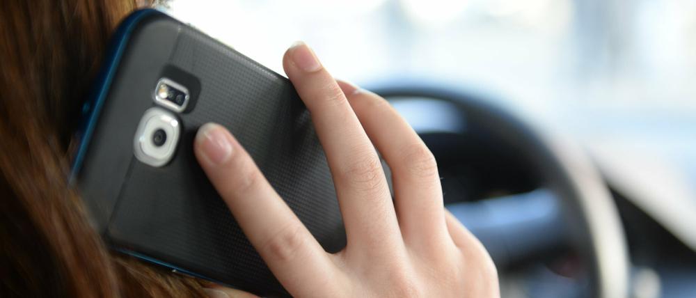 Allzeit erreichbar, geübt im Multitasking: Telefonieren und Autofahren