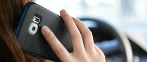 Allzeit erreichbar, geübt im Multitasking: Telefonieren und Autofahren