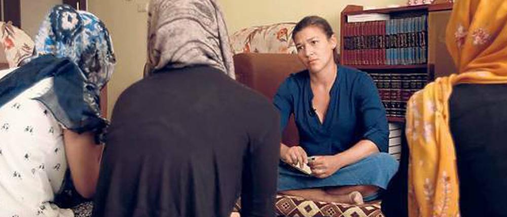 In einem Flüchtlingslager im Nordirak traf CNN-Reporterin Atika Shubert (2. v. r.) Jesidinnen, die von Anhängern der Terrormiliz Islamischer Staat versklavt wurden.